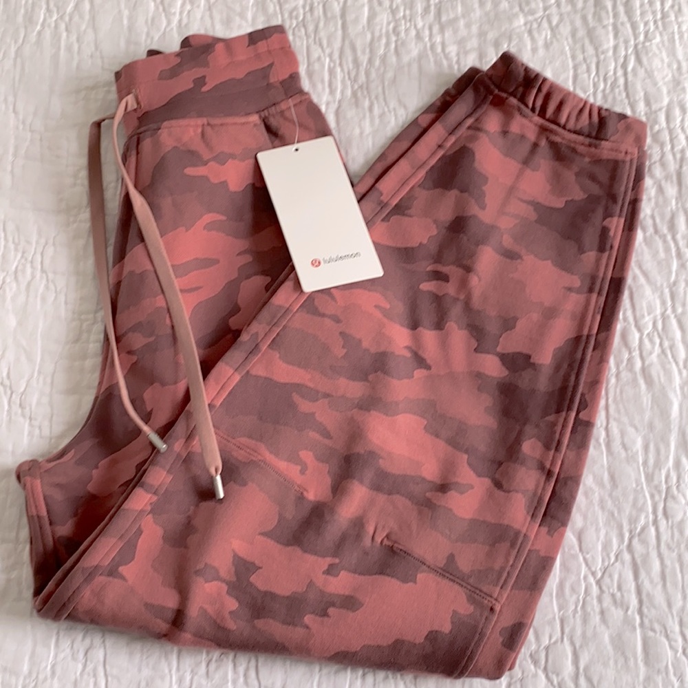 NWT Lululemon Relaxed Fit French Terry Jogger in Pink Camo Super High Rise